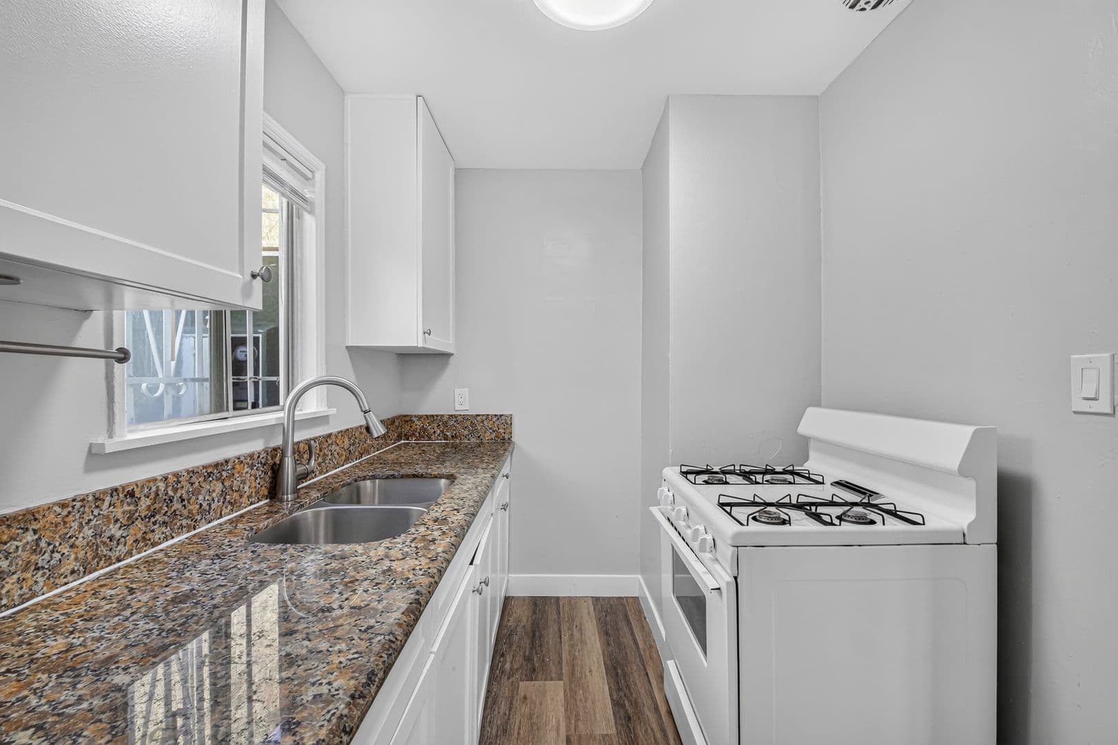 Long Beach Apartment: 2127-2131 Pacific Ave