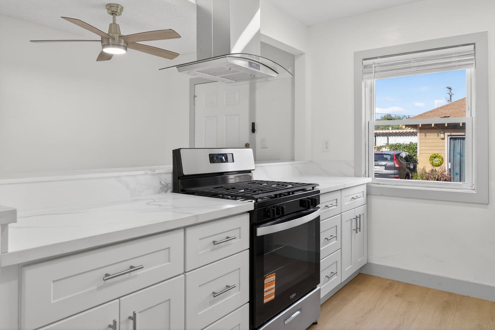 Long Beach Apartment: 933 Alamitos Ave
