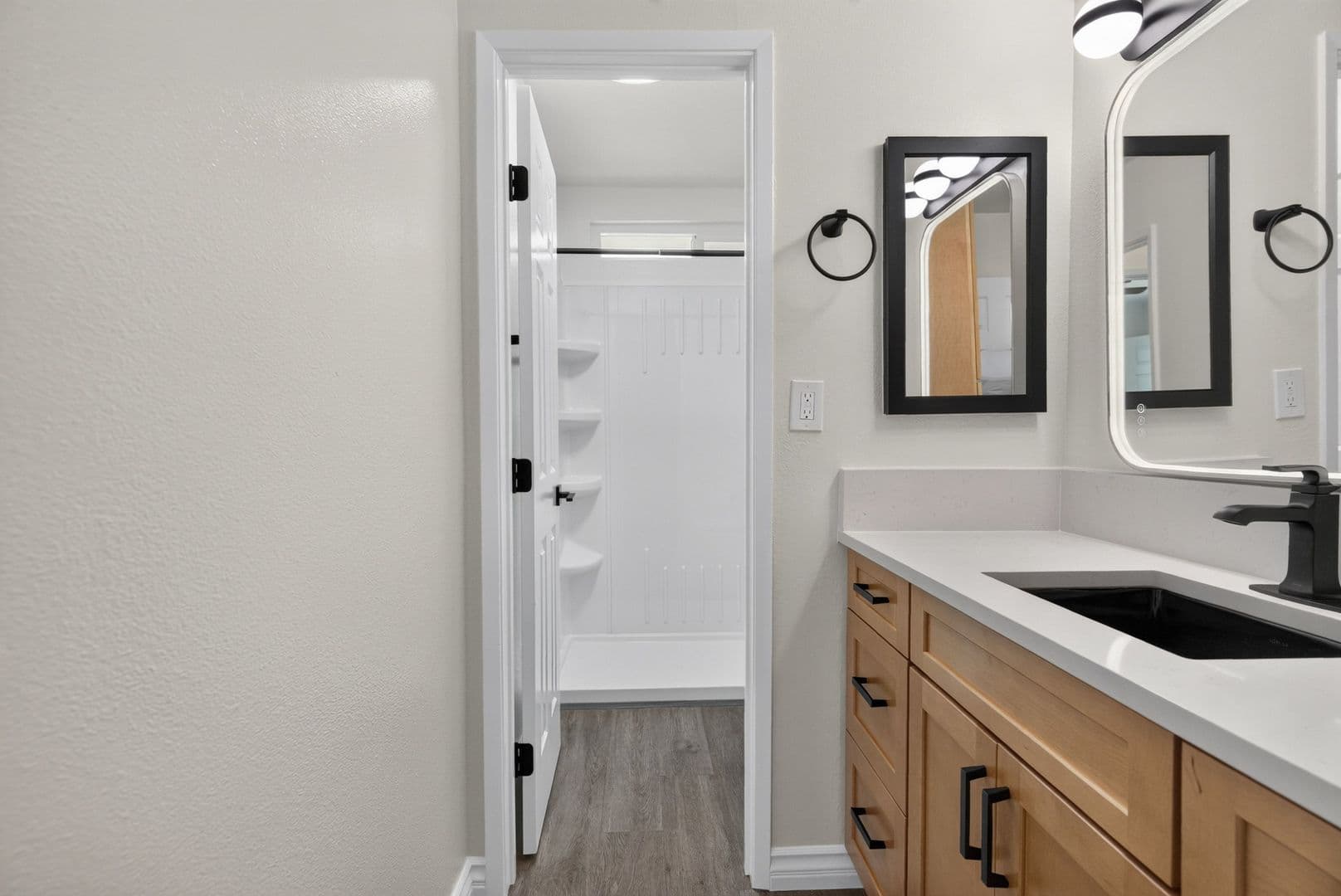 Long Beach Apartment: 648 Coronado Ave #A