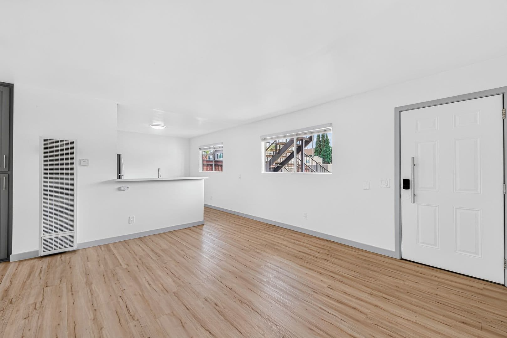 Long Beach Apartment: 921 Alamitos Ave.