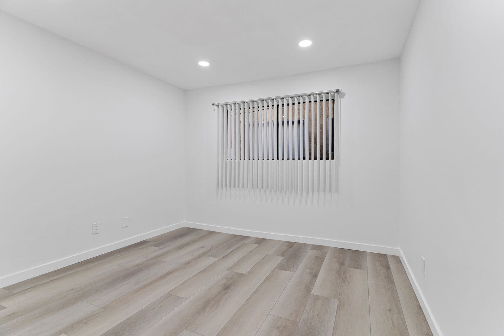 Long Beach Apartment: 908 Roswell Avenue