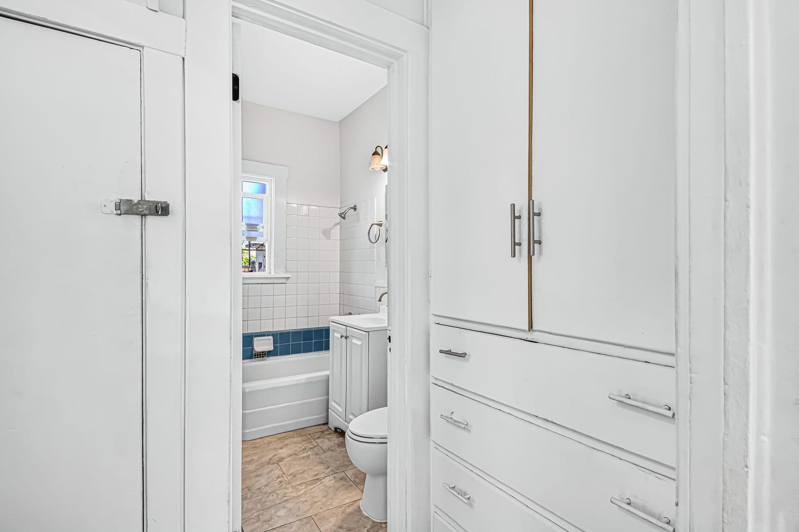 Long Beach Apartment: 1331 W 19th St
