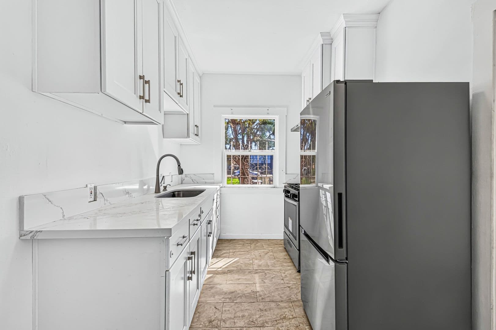 Long Beach Apartment: 1331 W 19th St