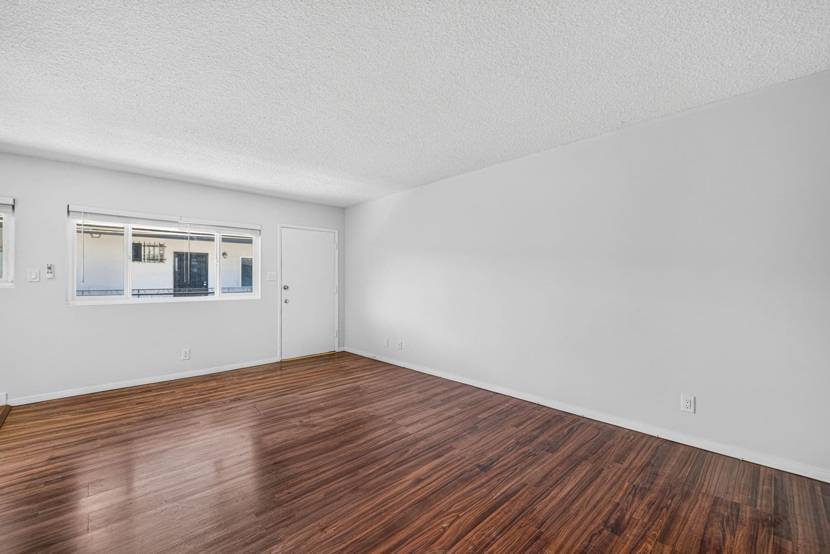 Inglewood Apartment: 517 Venice Way