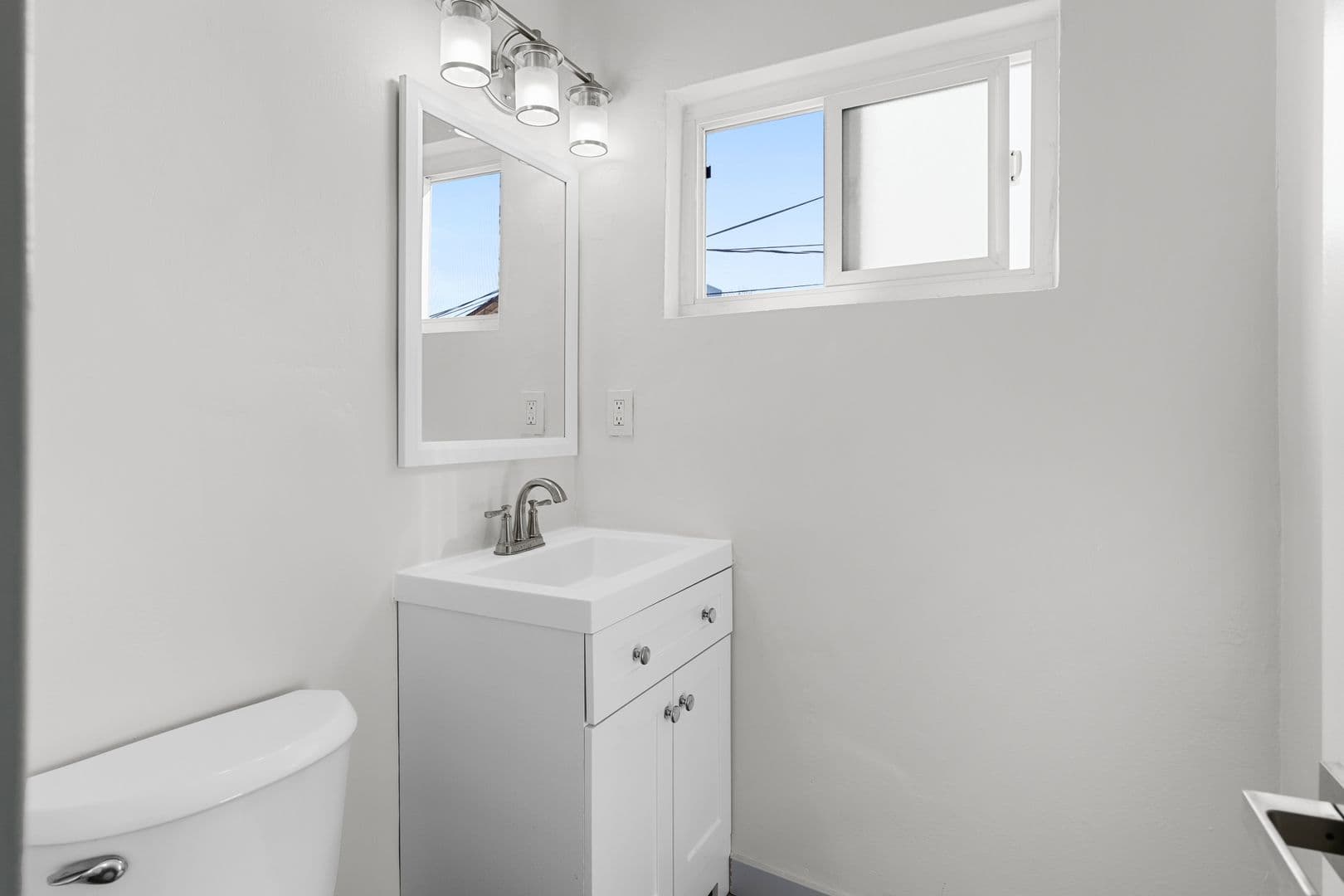 Inglewood Apartment: 112 E Buckthorn Street