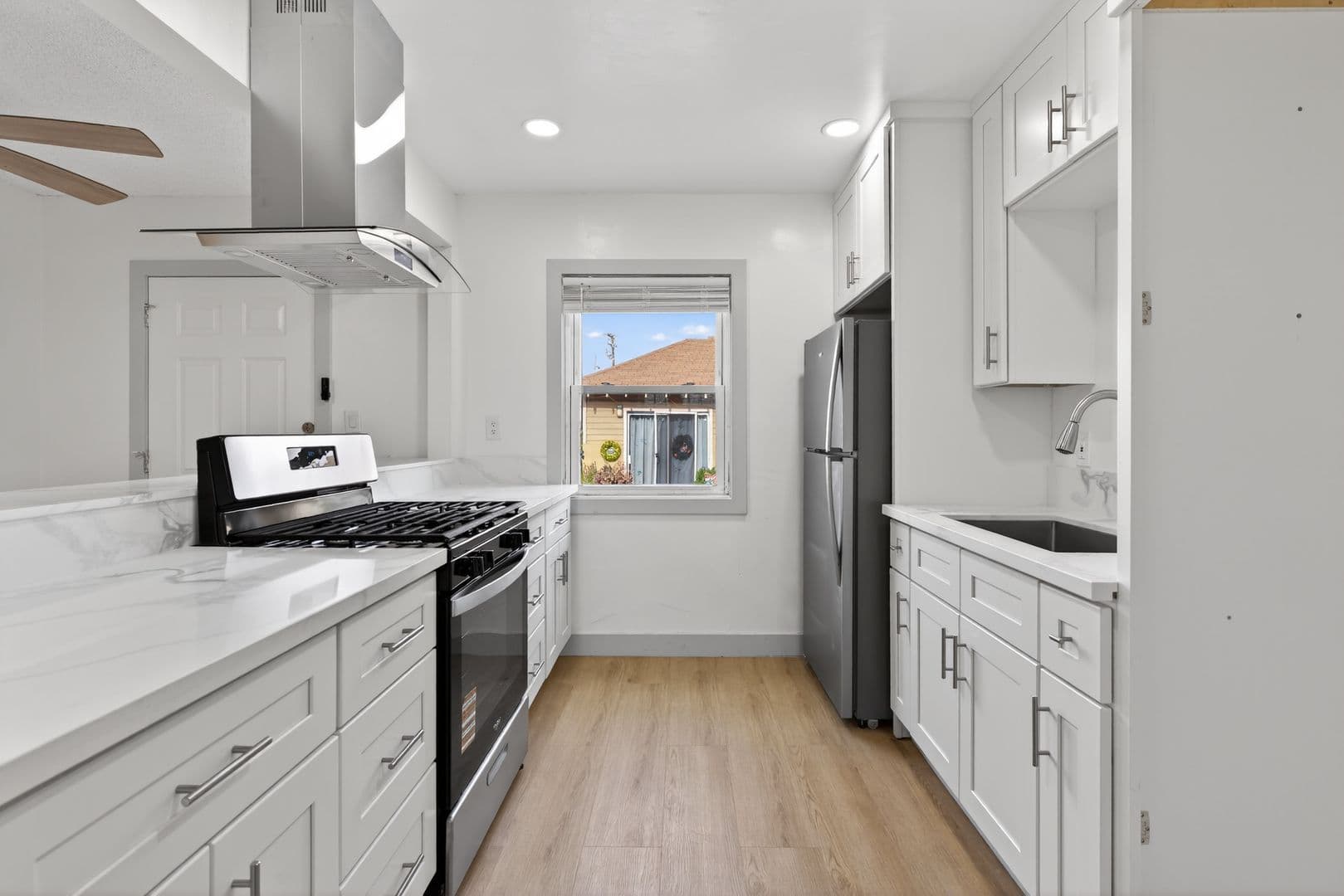 Long Beach Apartment: 933 Alamitos Ave