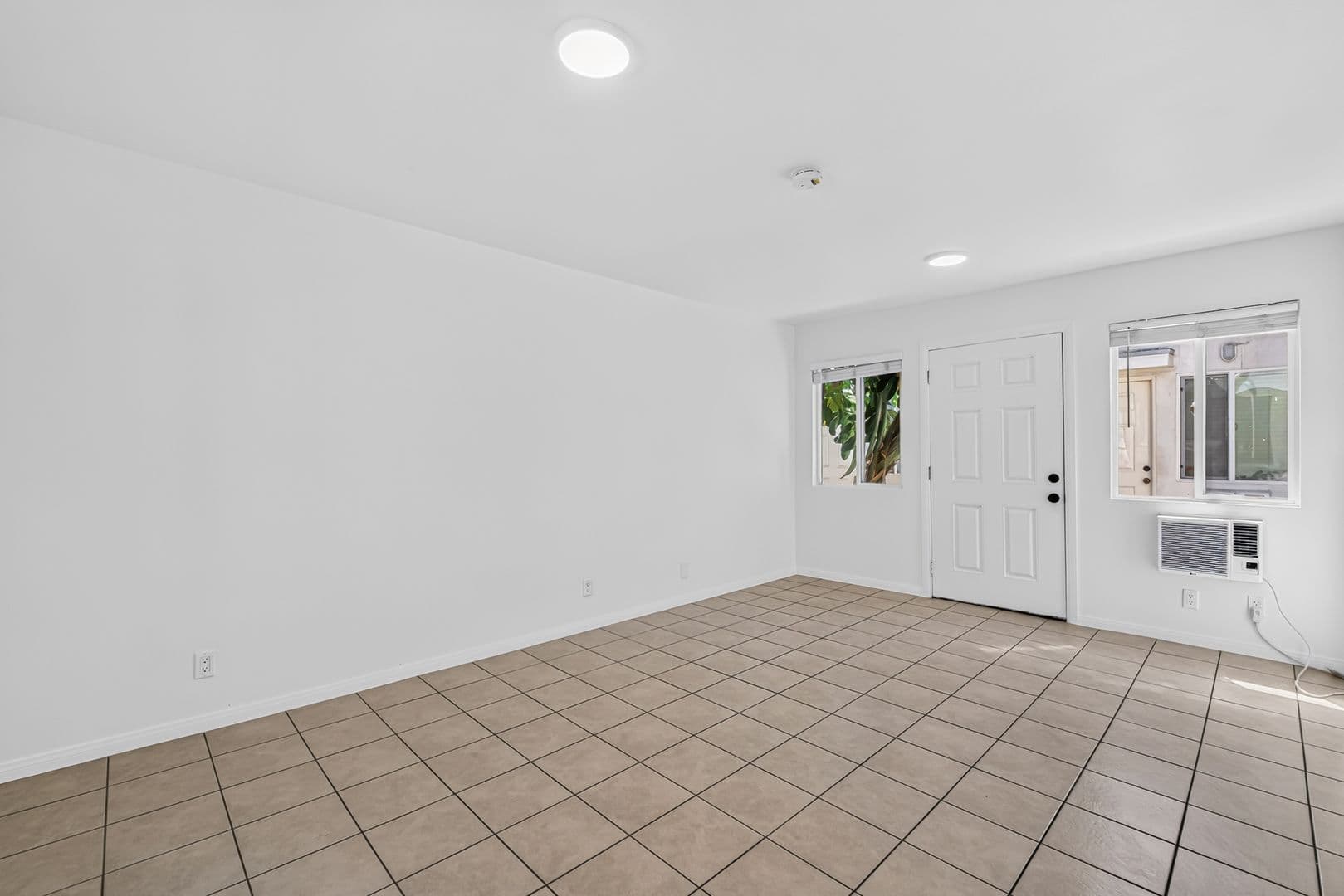 Long Beach Apartment: 67 Alamitos Ave