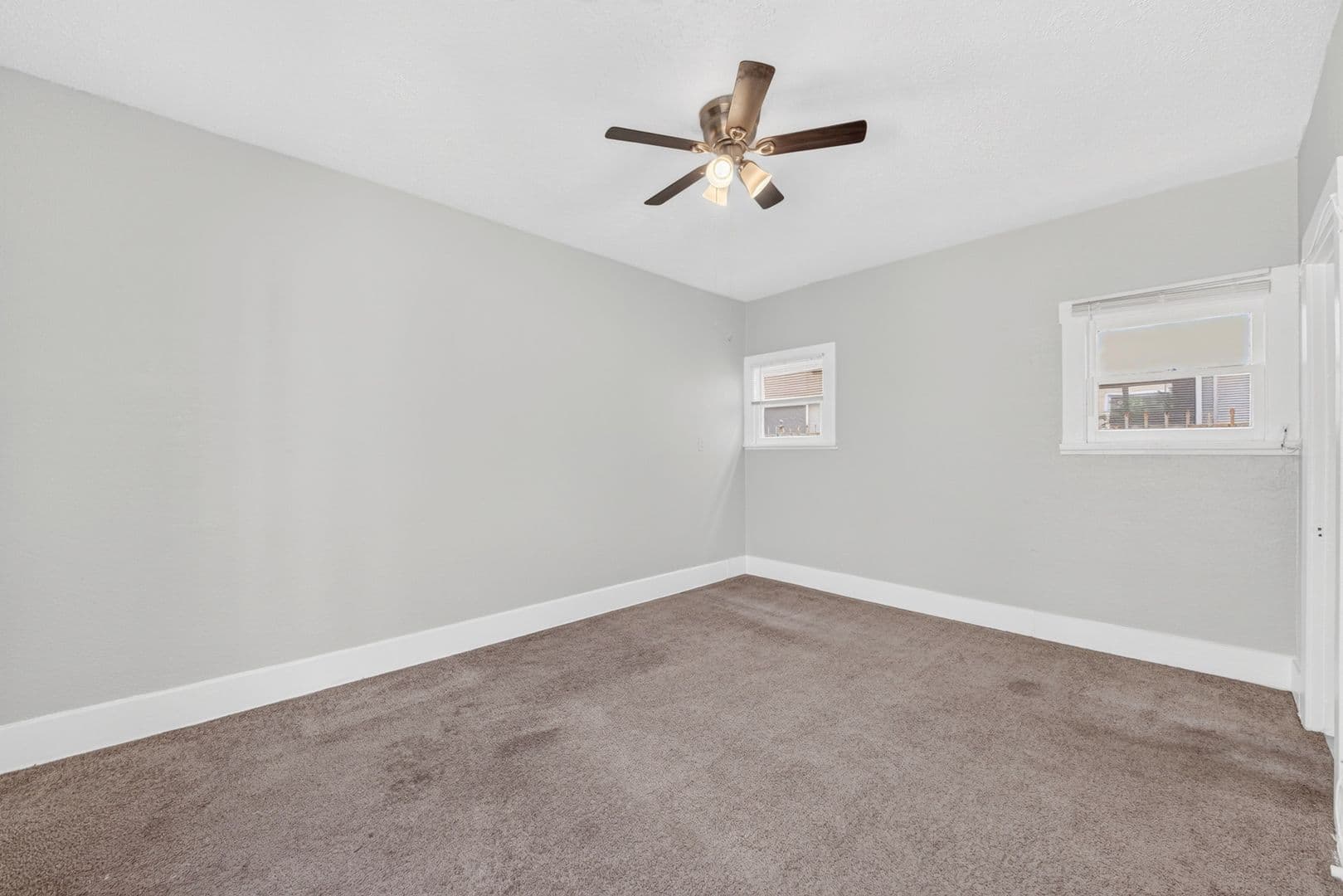 Long Beach Apartment: 1074 Obispo Ave