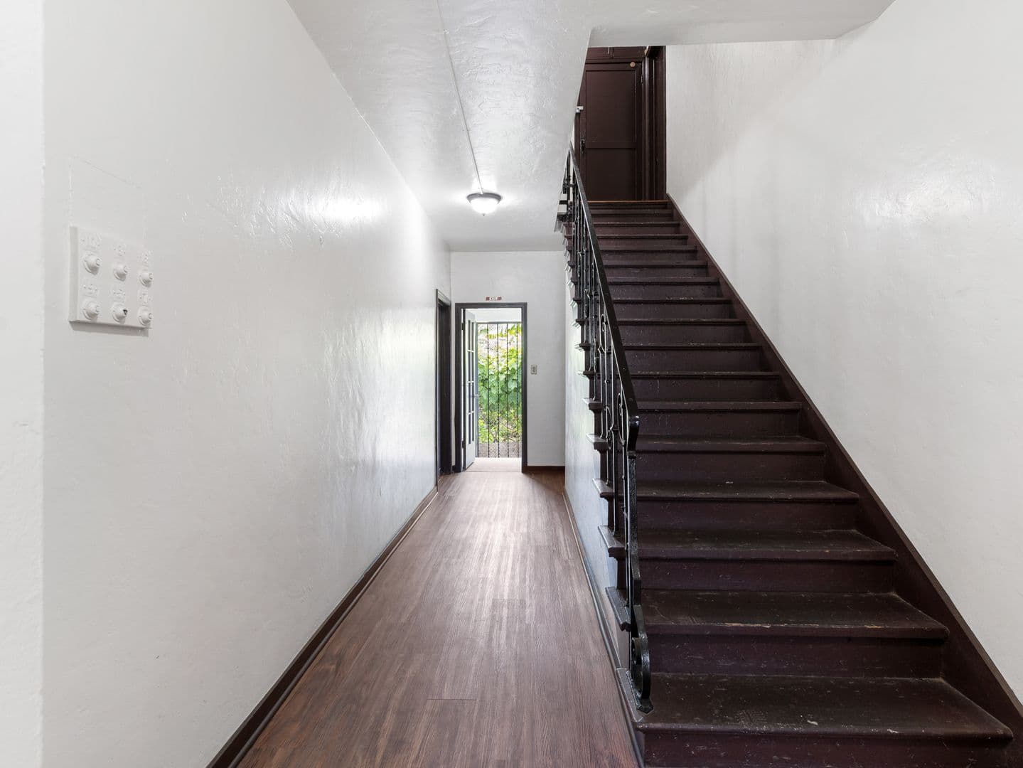 Long Beach Apartment: 608 W 6th Street