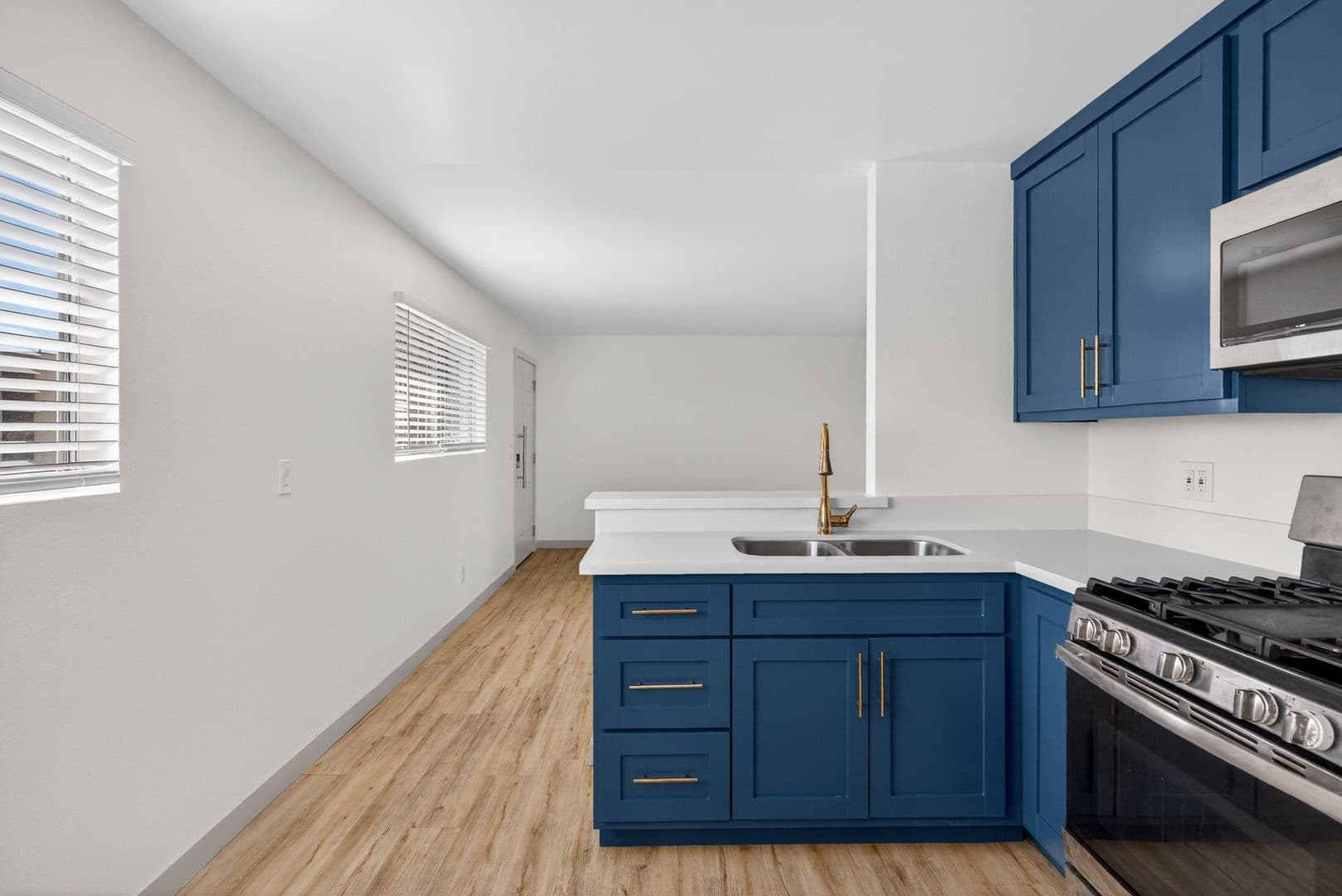 Long Beach Apartment: 921 Alamitos Ave.