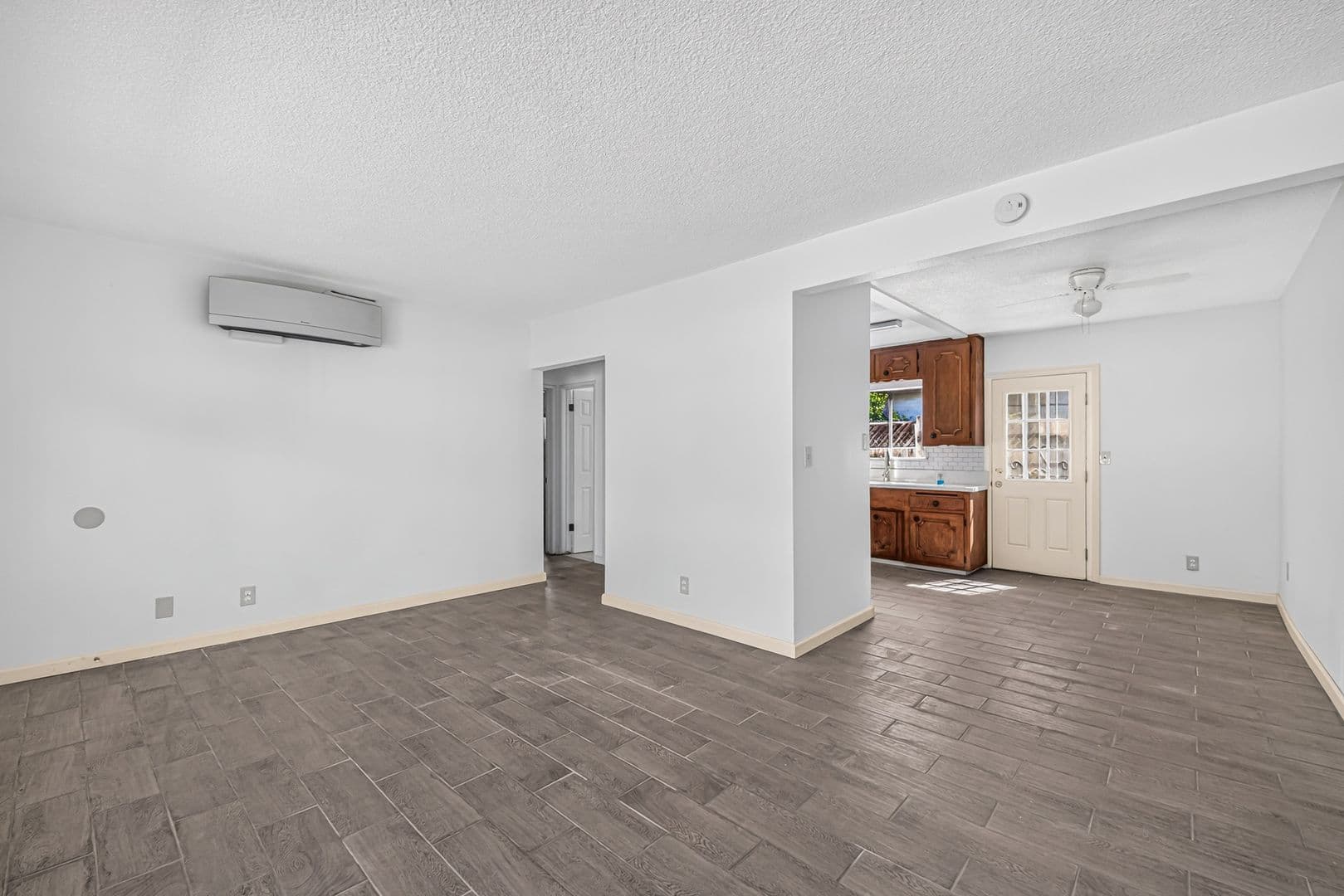 Long Beach Apartment: 328 E 49th St