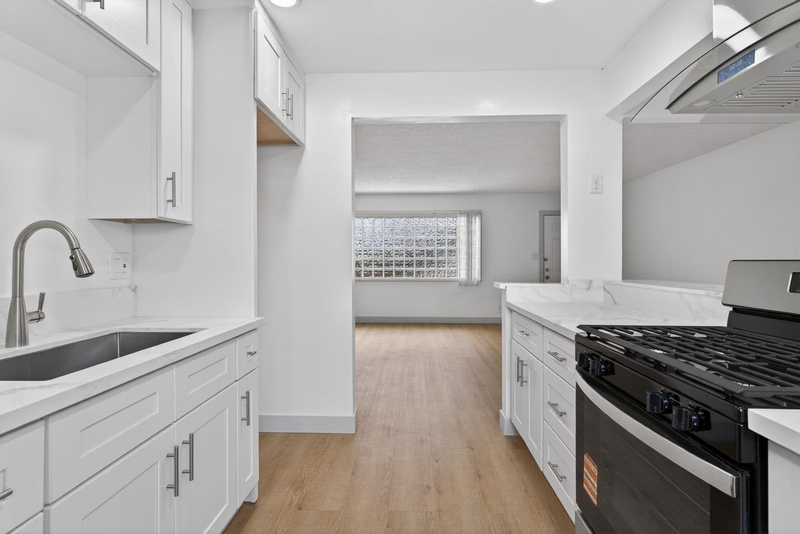 Long Beach Apartment: 933 Alamitos Ave