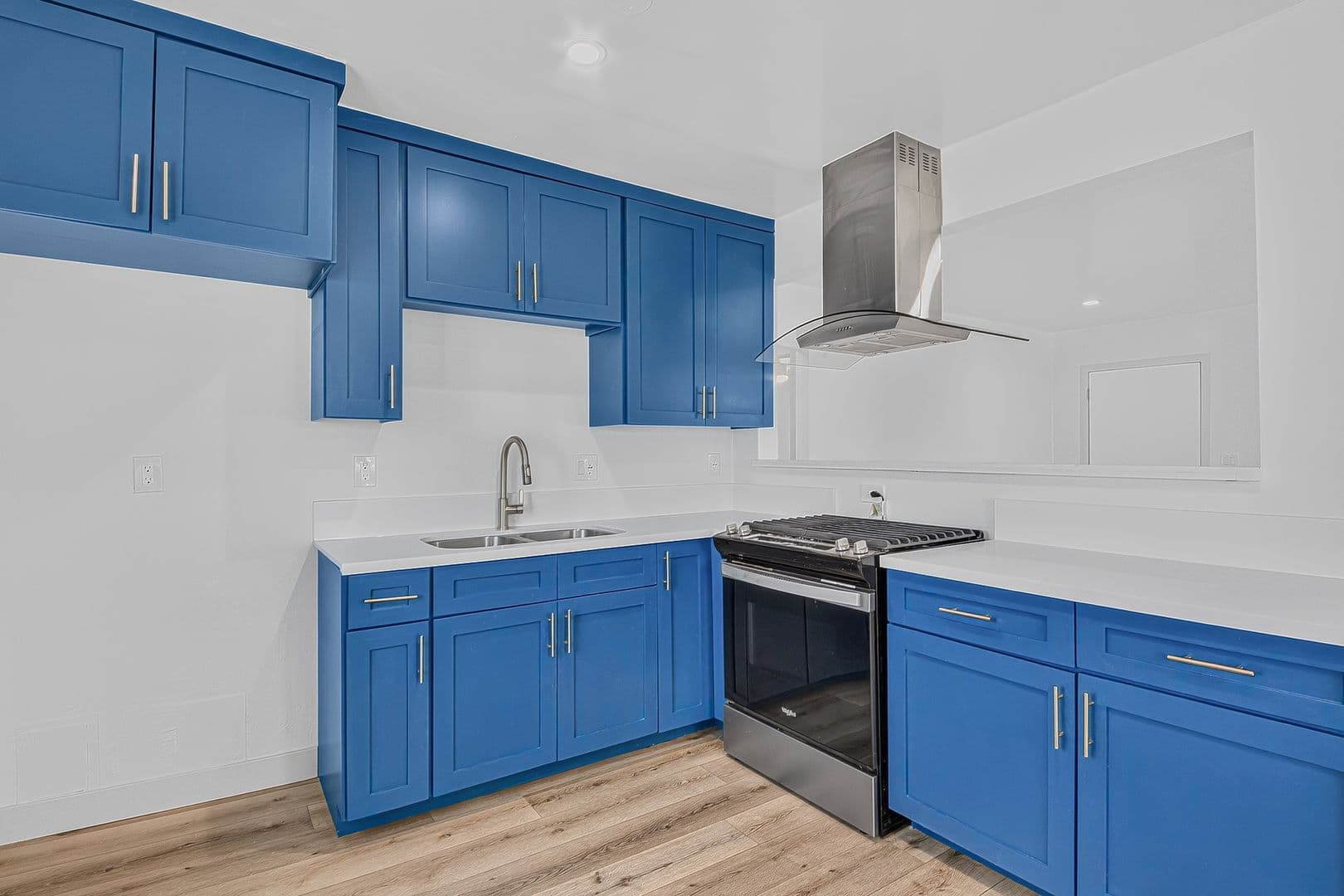Long Beach Apartment: 933 Alamitos Ave