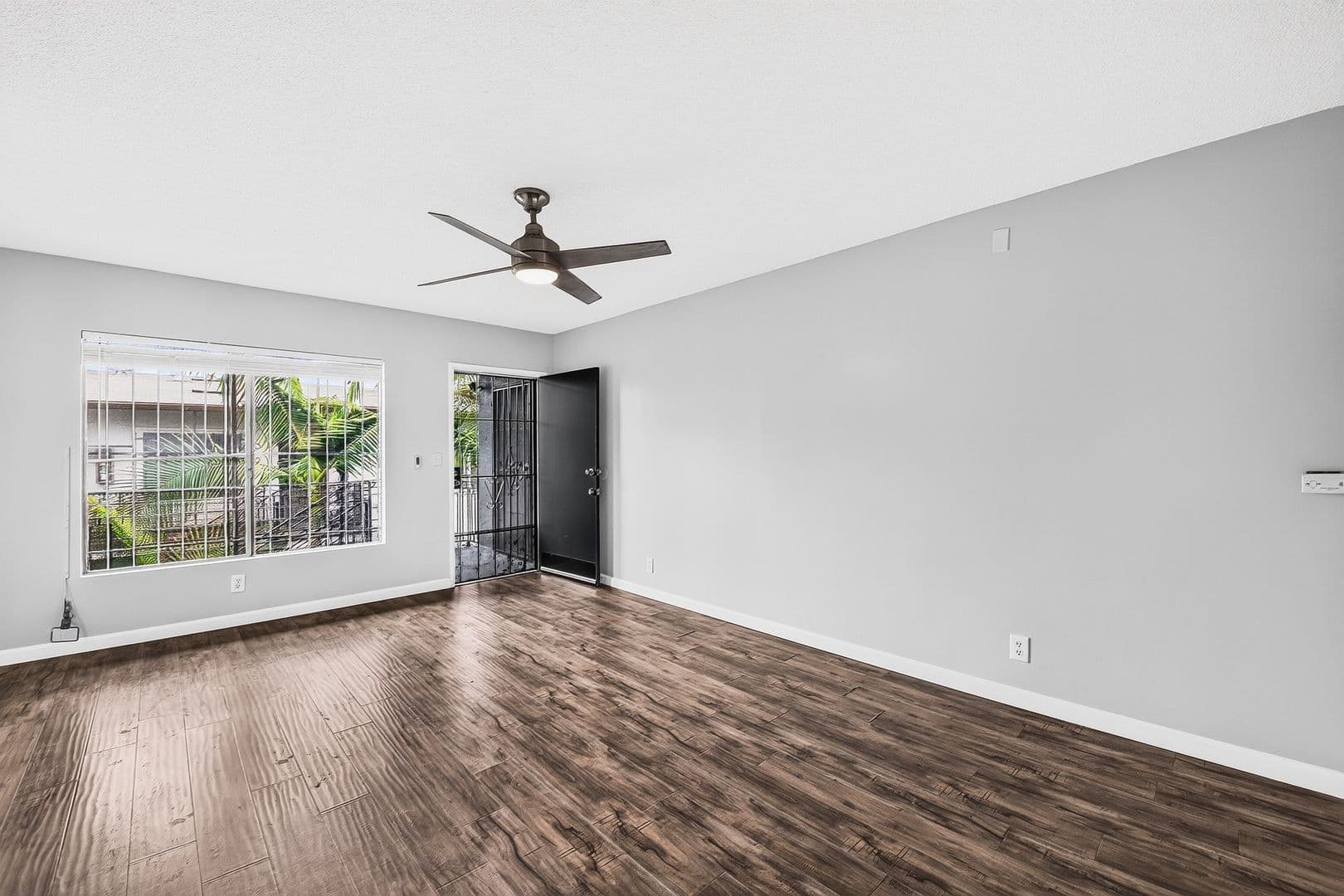 Inglewood Apartment: 10227 S. 10th Ave.