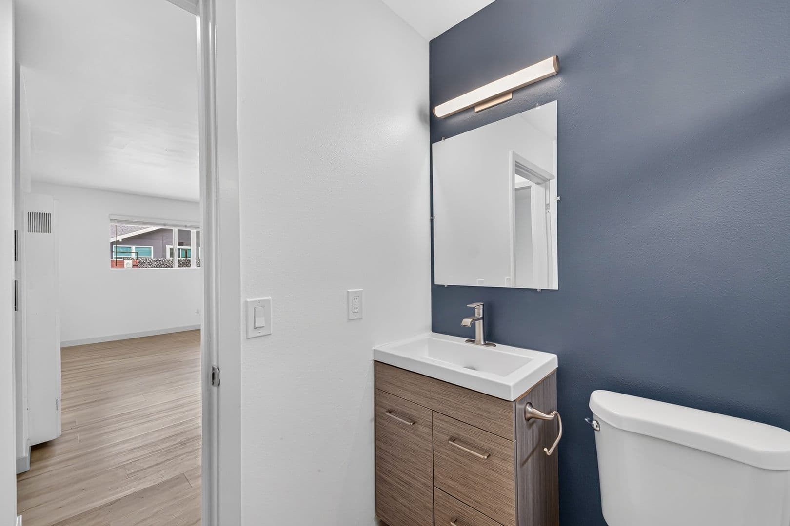 Long Beach Apartment: 921 Alamitos Ave.