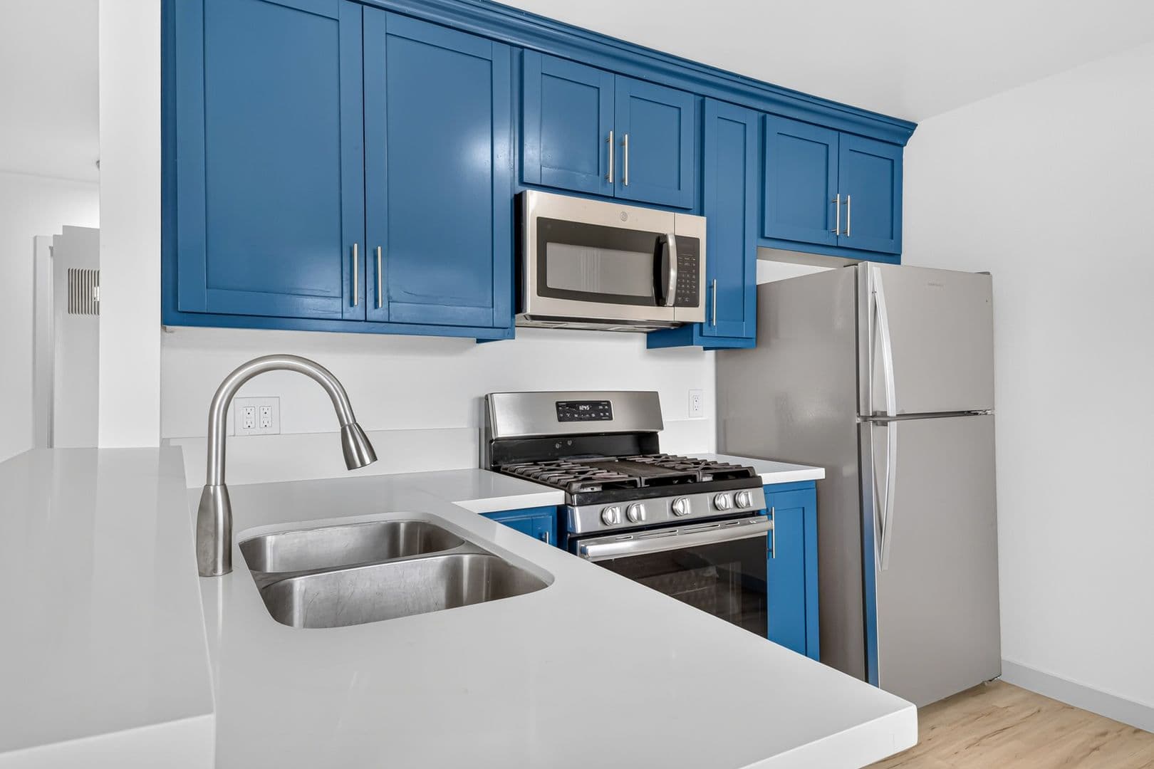 Long Beach Apartment: 921 Alamitos Ave.