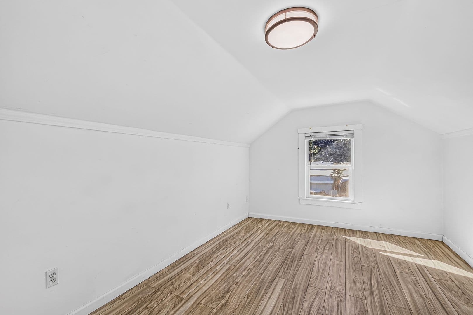 Long Beach Apartment: 1331 W 19th St