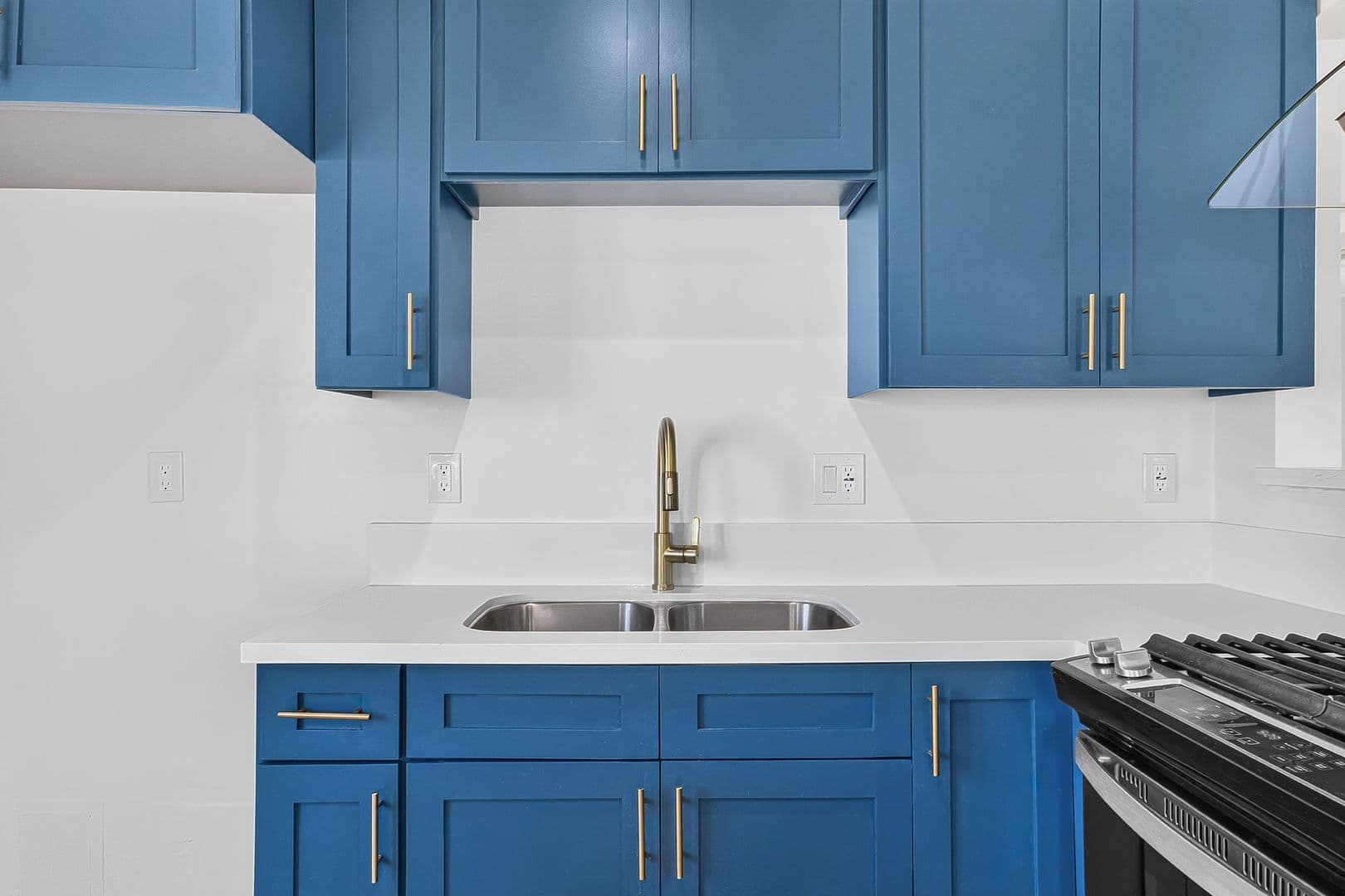 Long Beach Apartment: 933 Alamitos Ave
