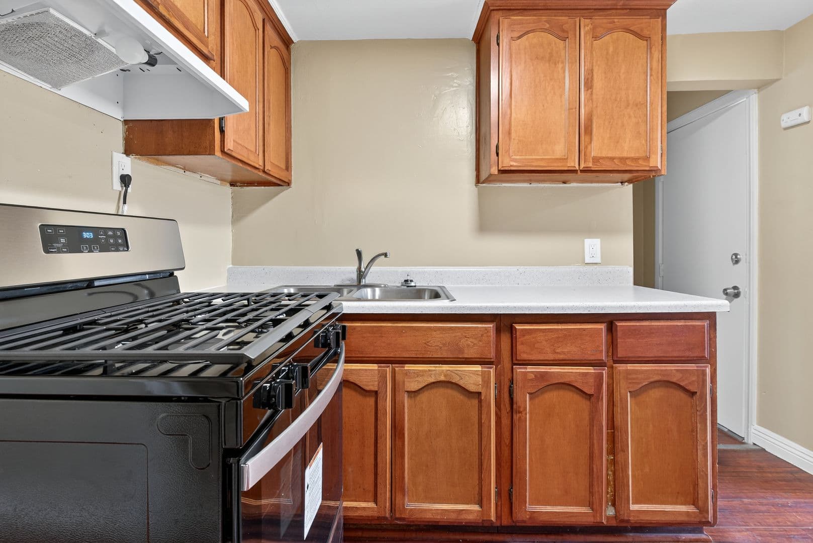 Los Angeles Apartment: 429 East 49th St.