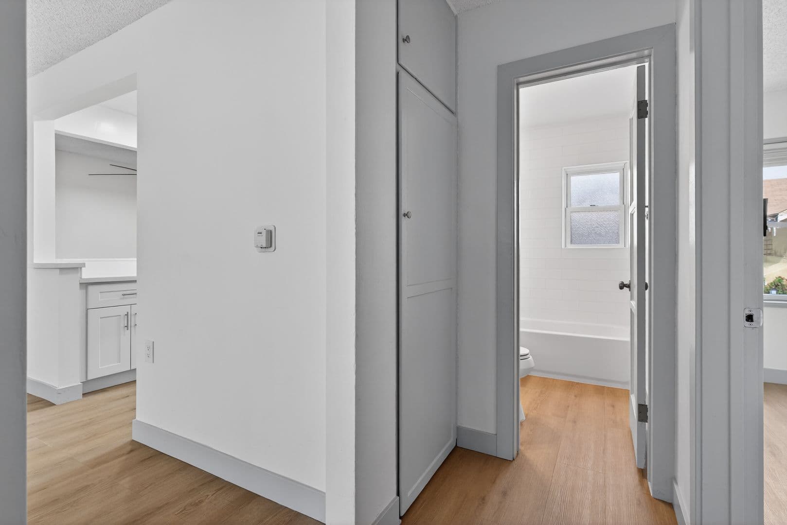 Long Beach Apartment: 933 Alamitos Ave