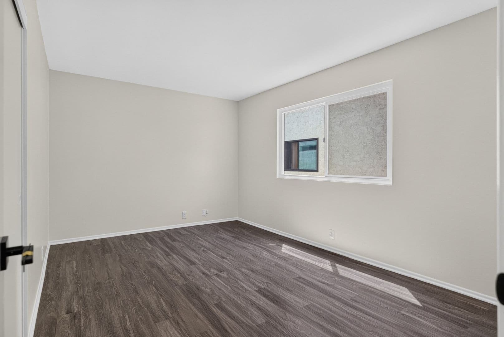 Long Beach Apartment: 648 Coronado Ave #A