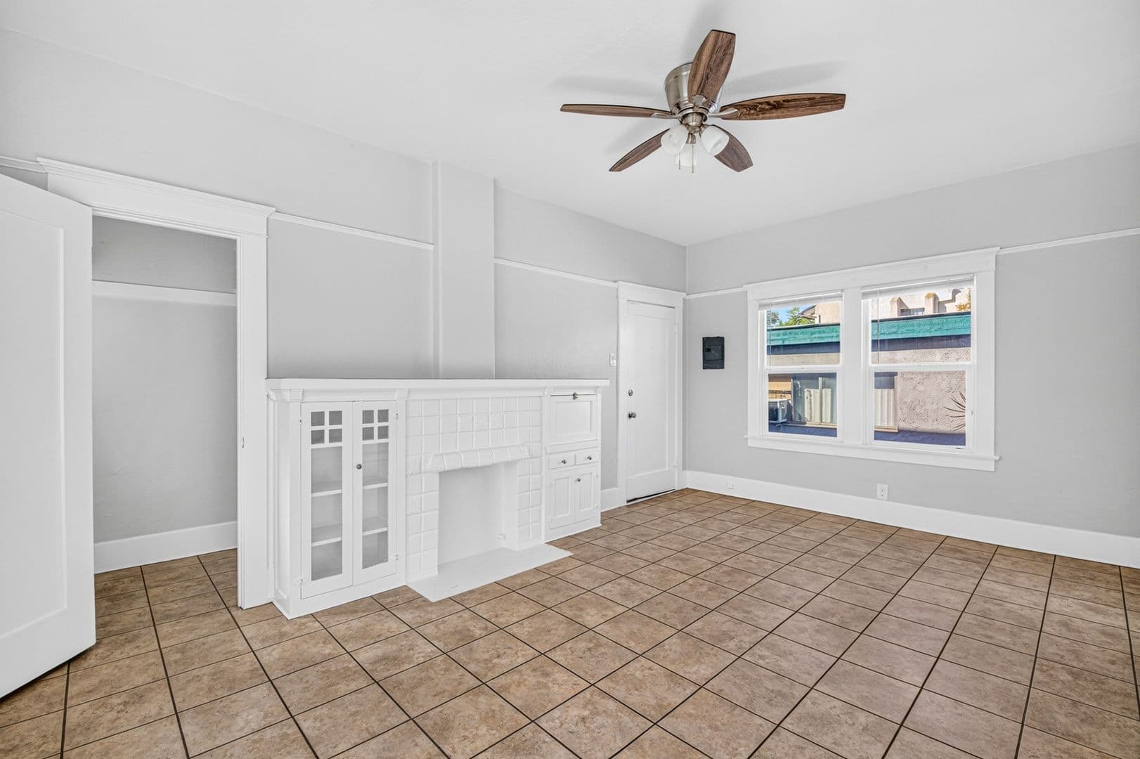 Long Beach Apartment: 1049 E 5th Street