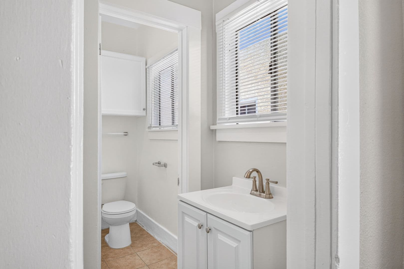 Long Beach Apartment: 1074 Obispo Ave