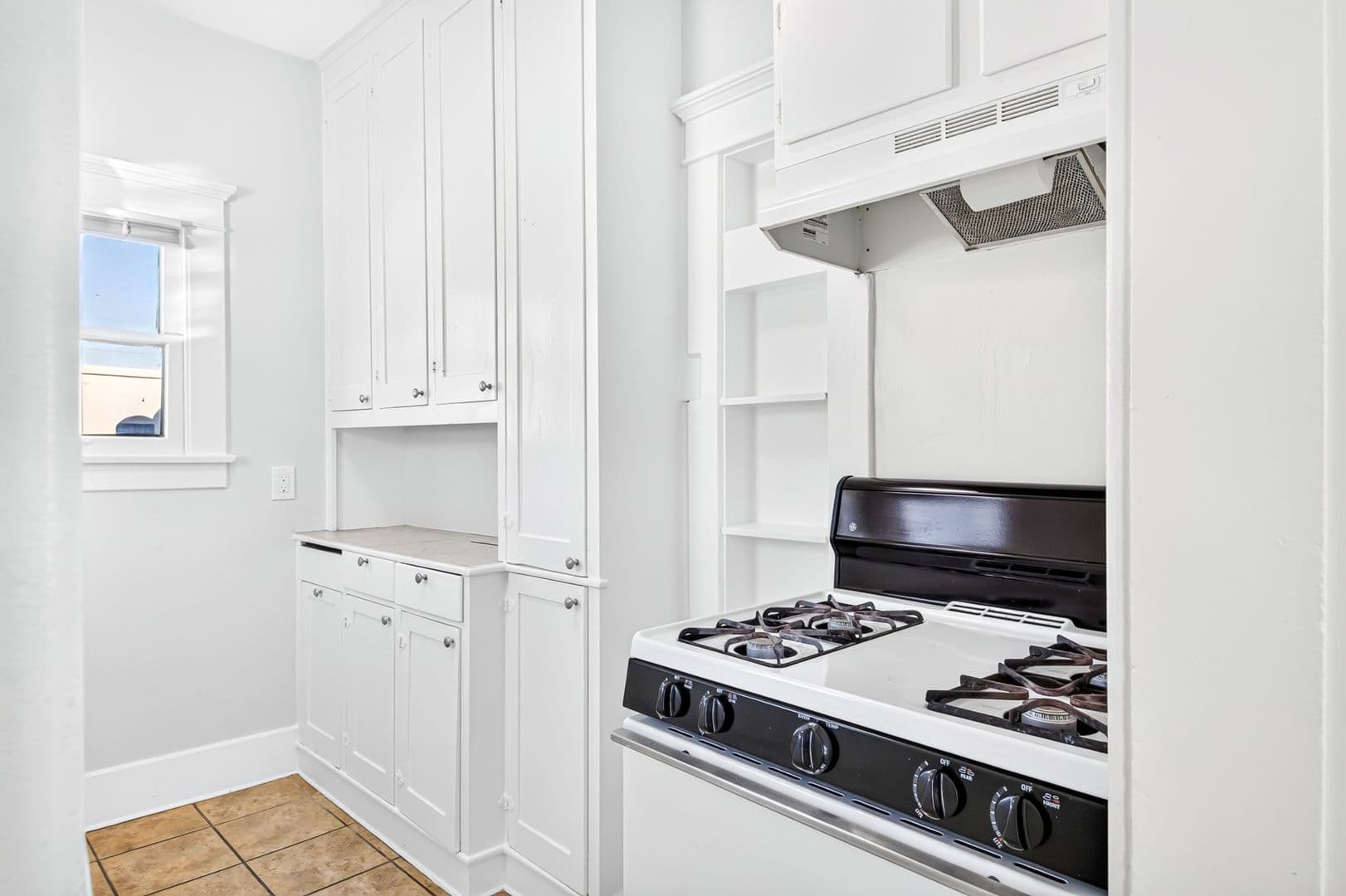 Long Beach Apartment: 1049 E 5th Street