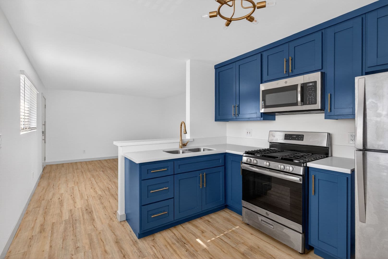 Long Beach Apartment: 921 Alamitos Ave.