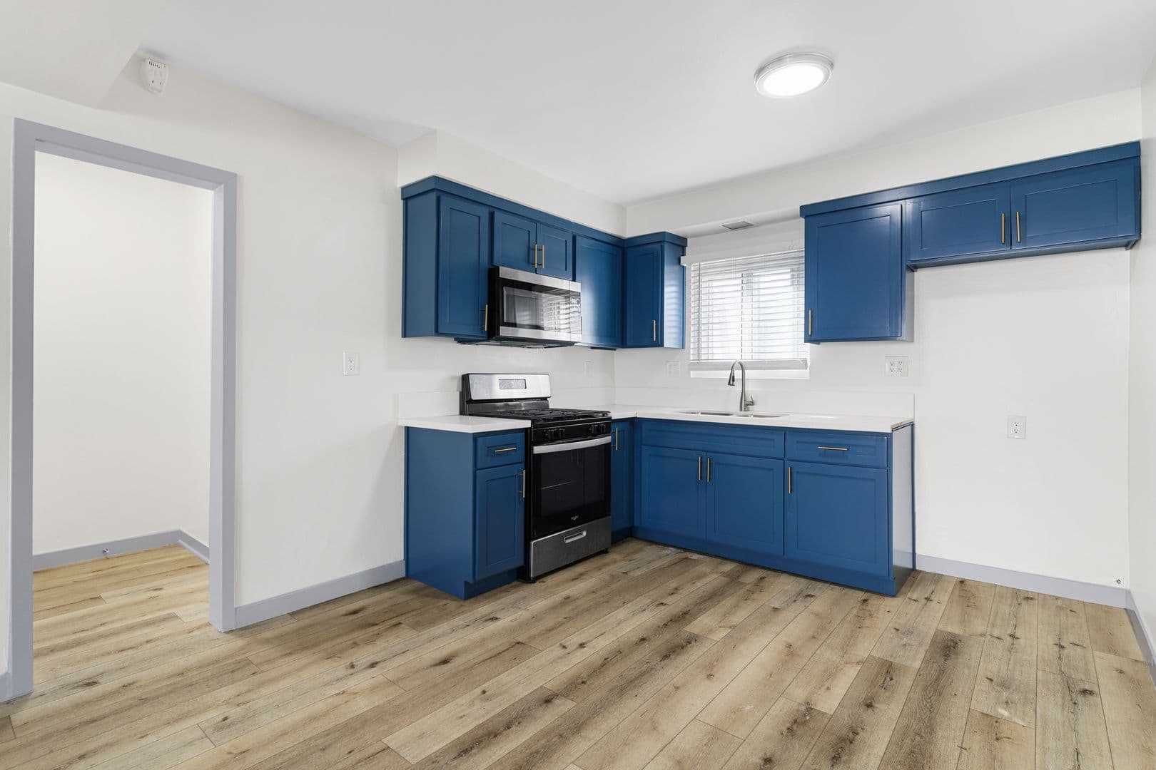 Inglewood Apartment: 112 E Buckthorn Street