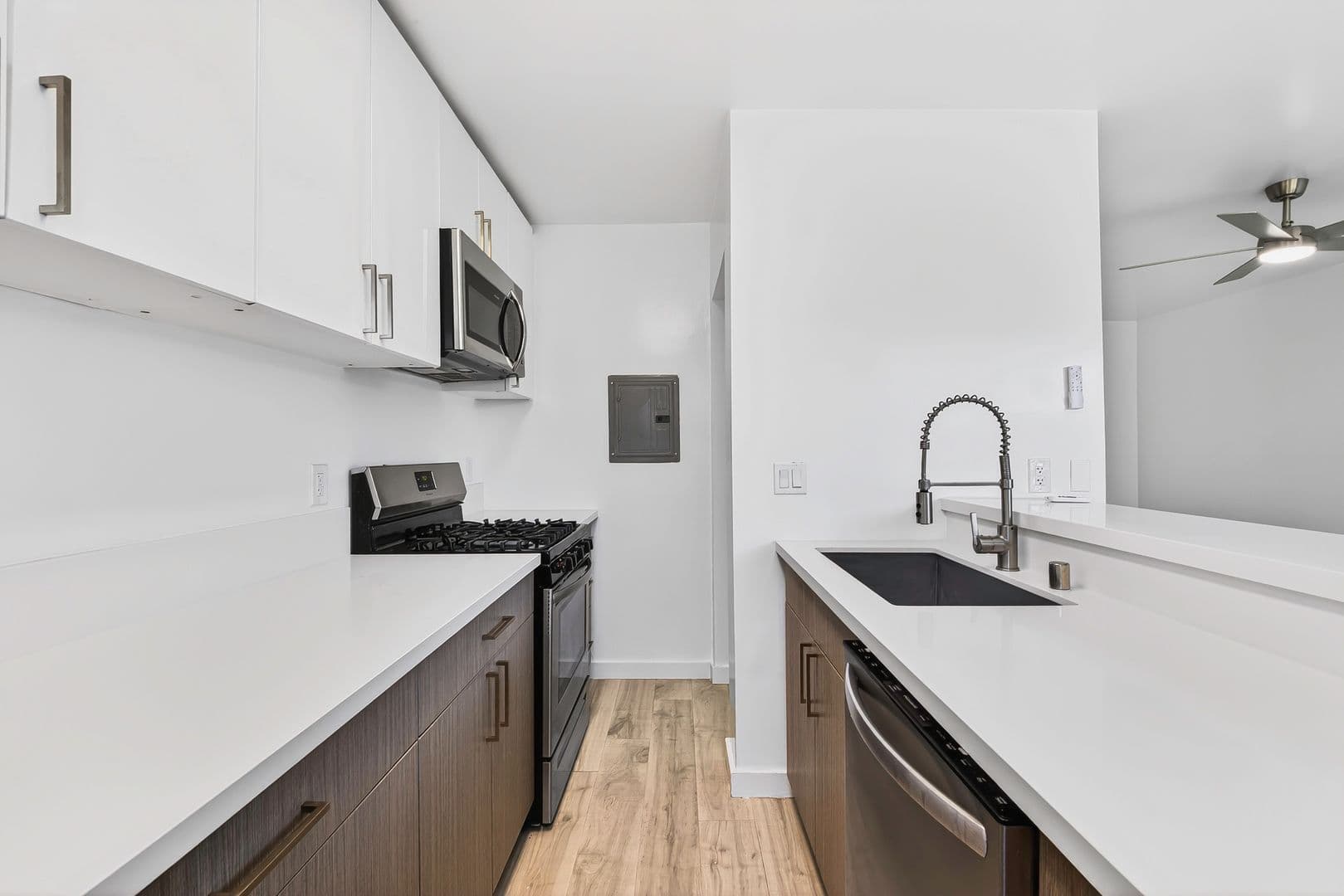 Los Angeles Apartment: 5005 August St