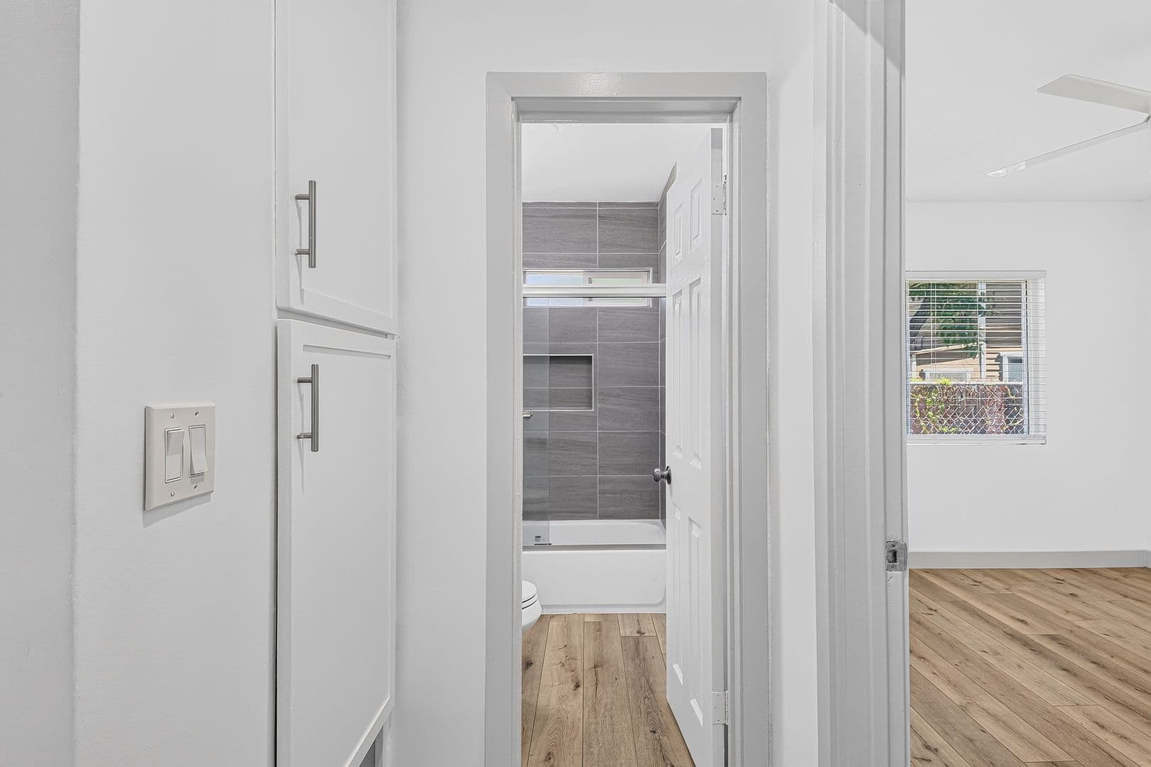 Long Beach Apartment: 933 Alamitos Ave