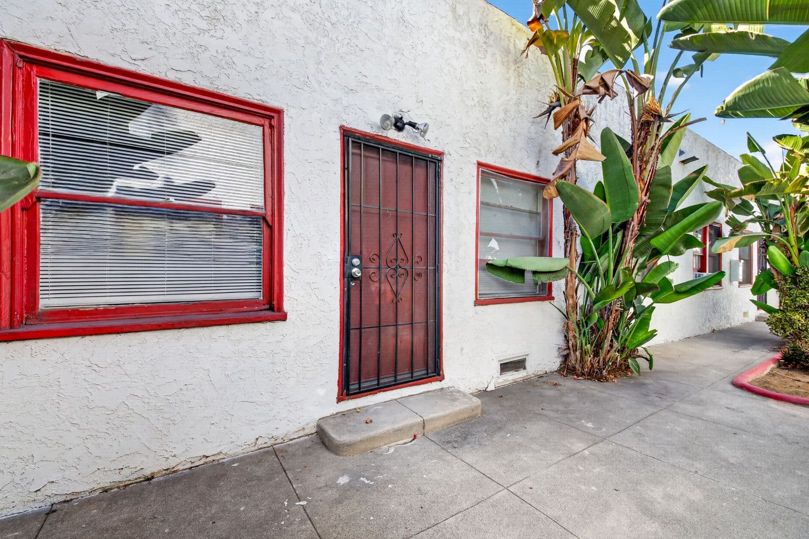 Long Beach Apartment: 1045 E 4th Street