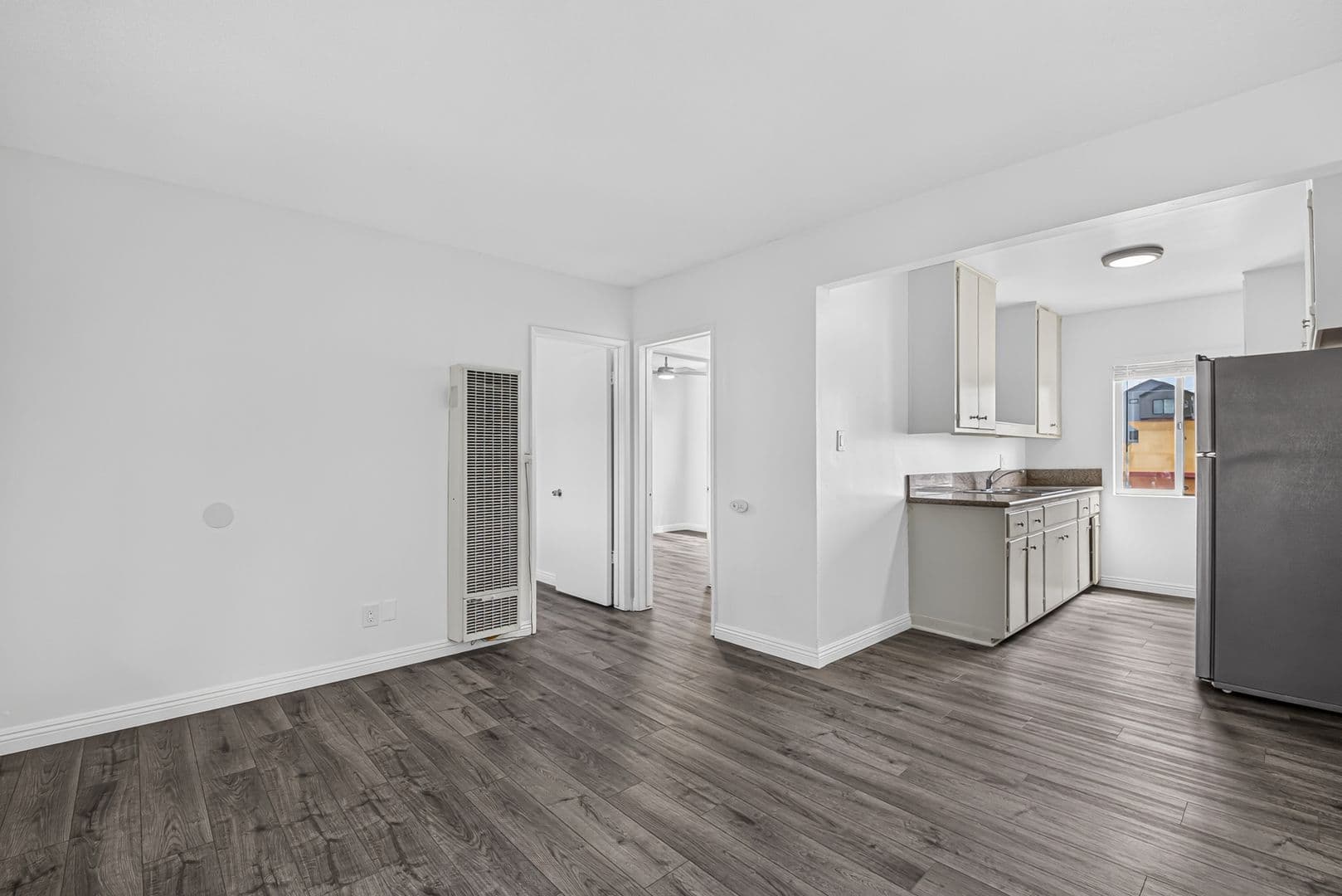 Long Beach Apartment: 477 E South Street