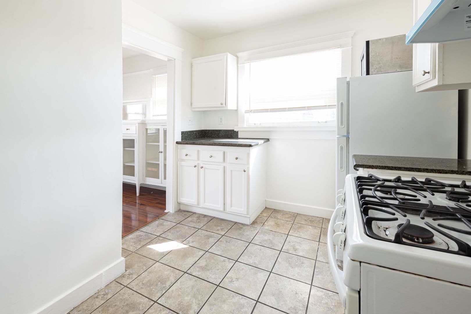 Long Beach Apartment: 441 Dawson Avenue