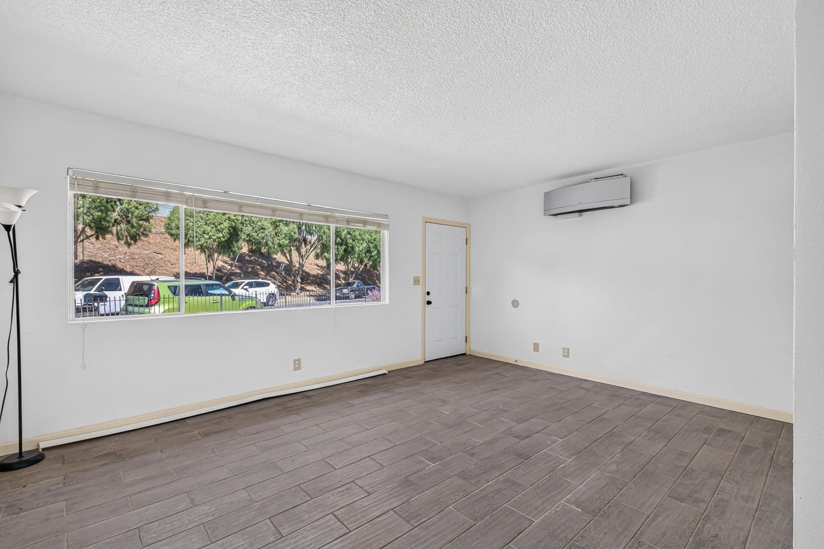 Long Beach Apartment: 328 E 49th St
