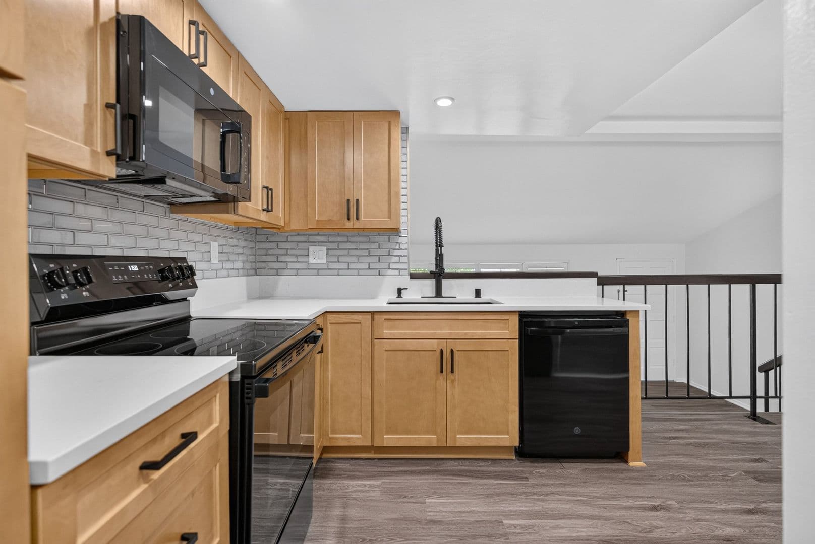 Long Beach Apartment: 648 Coronado Ave #A