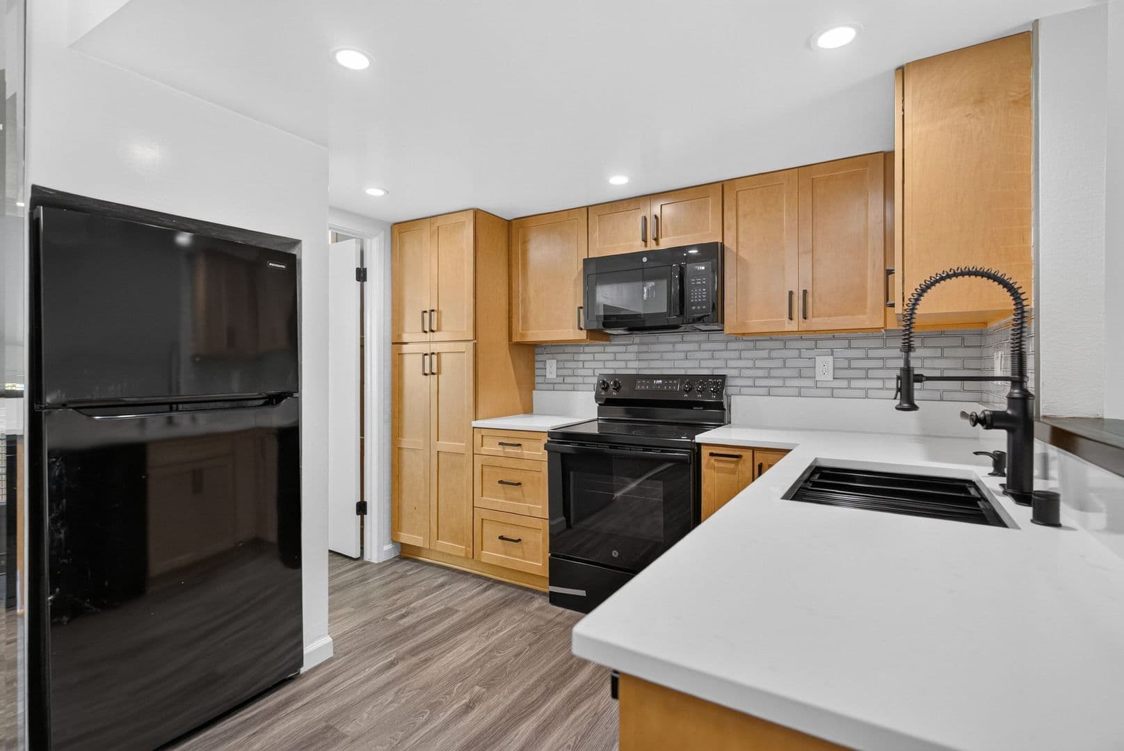 Long Beach Apartment: 648 Coronado Ave #A