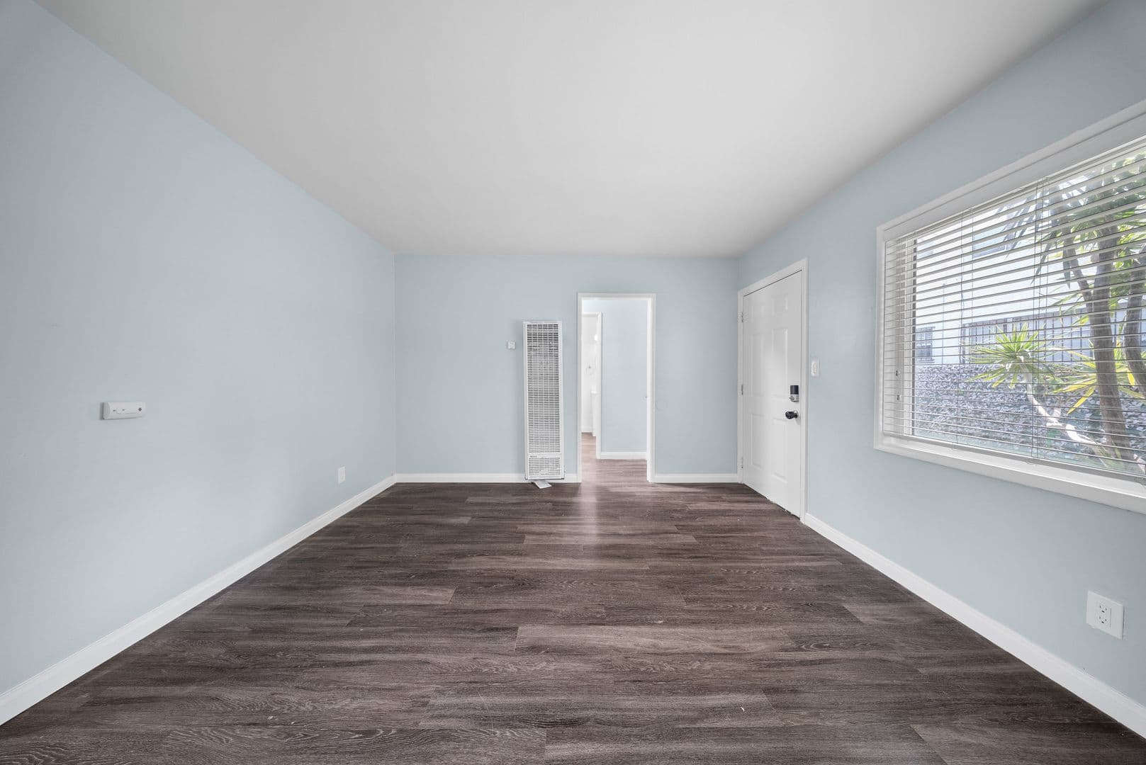 Long Beach Apartment: 1577 Pine Avenue