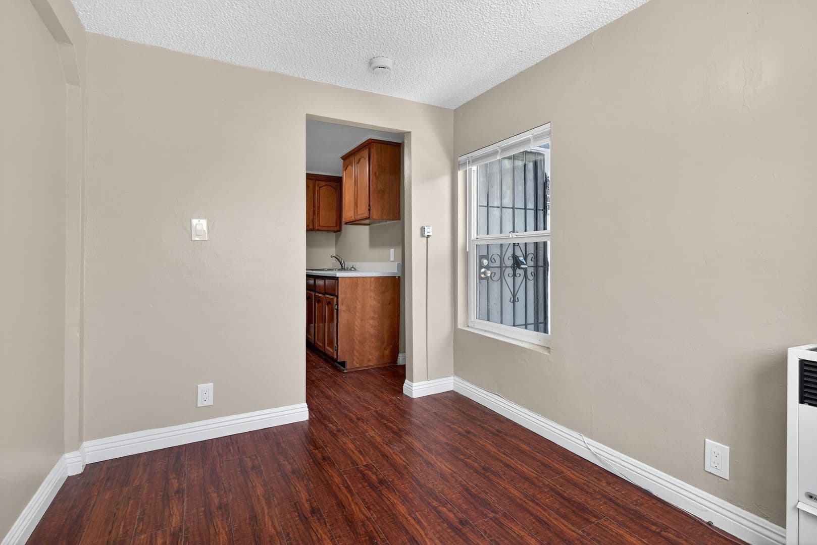 Los Angeles Apartment: 429 East 49th St.