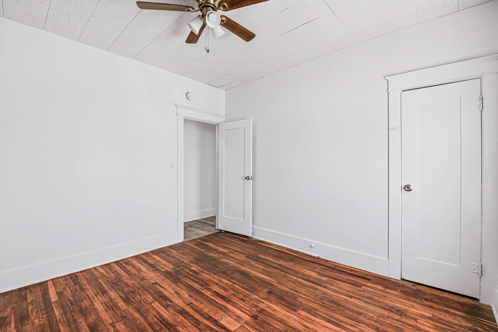 Long Beach Apartment: 1045 E 4th Street