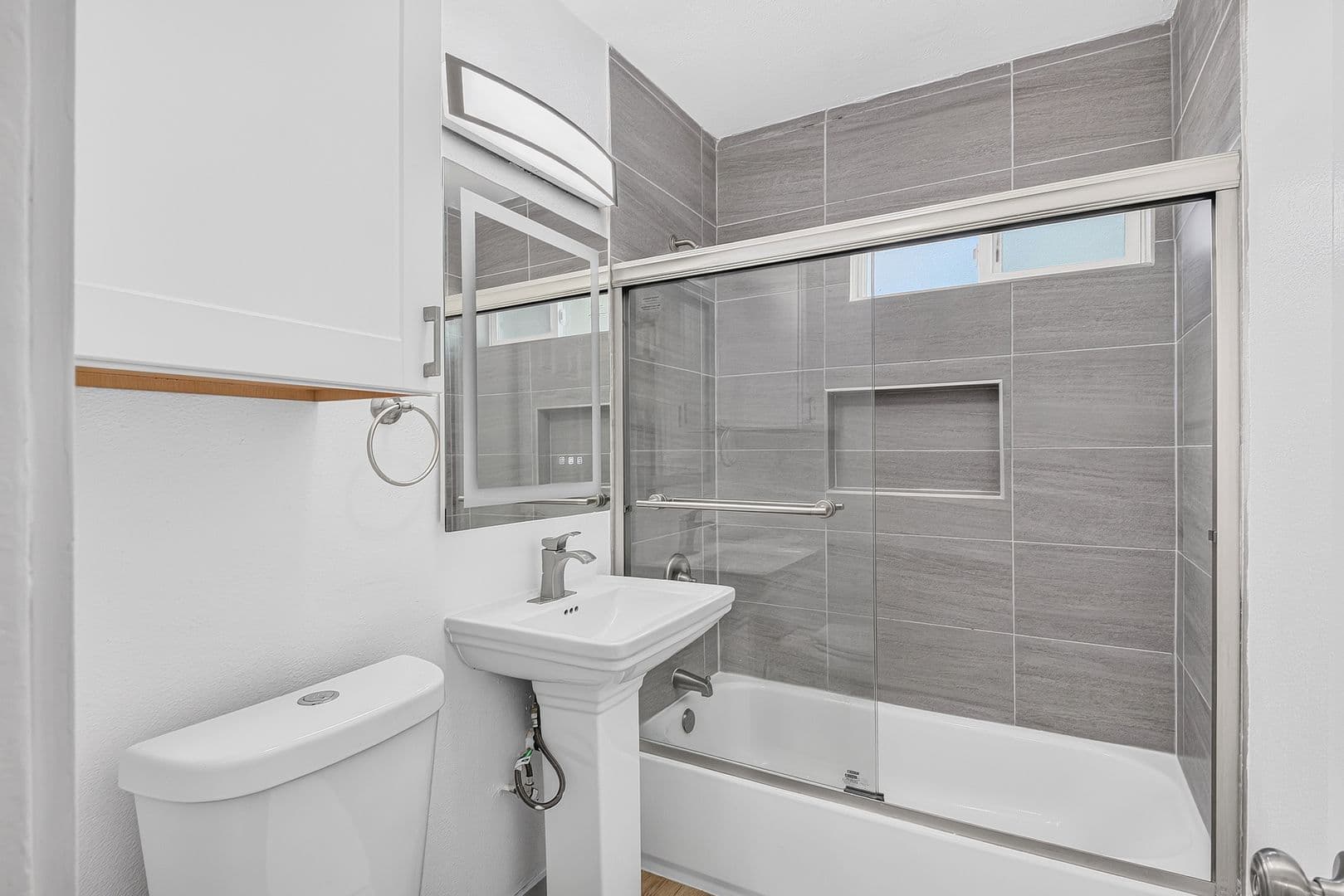 Long Beach Apartment: 933 Alamitos Ave