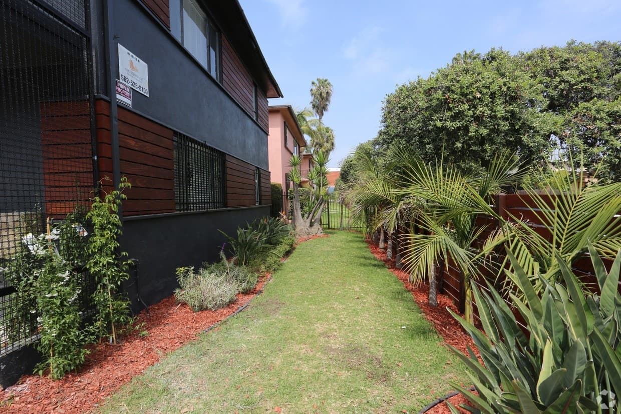 Inglewood Apartment: 10227 S. 10th Ave.