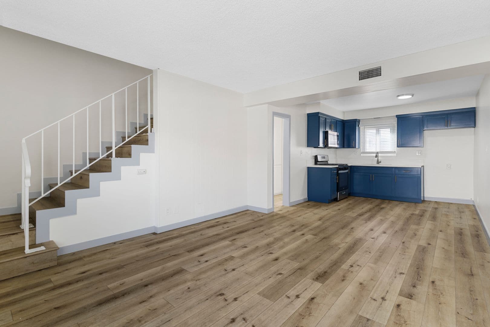 Inglewood Apartment: 112 E Buckthorn Street