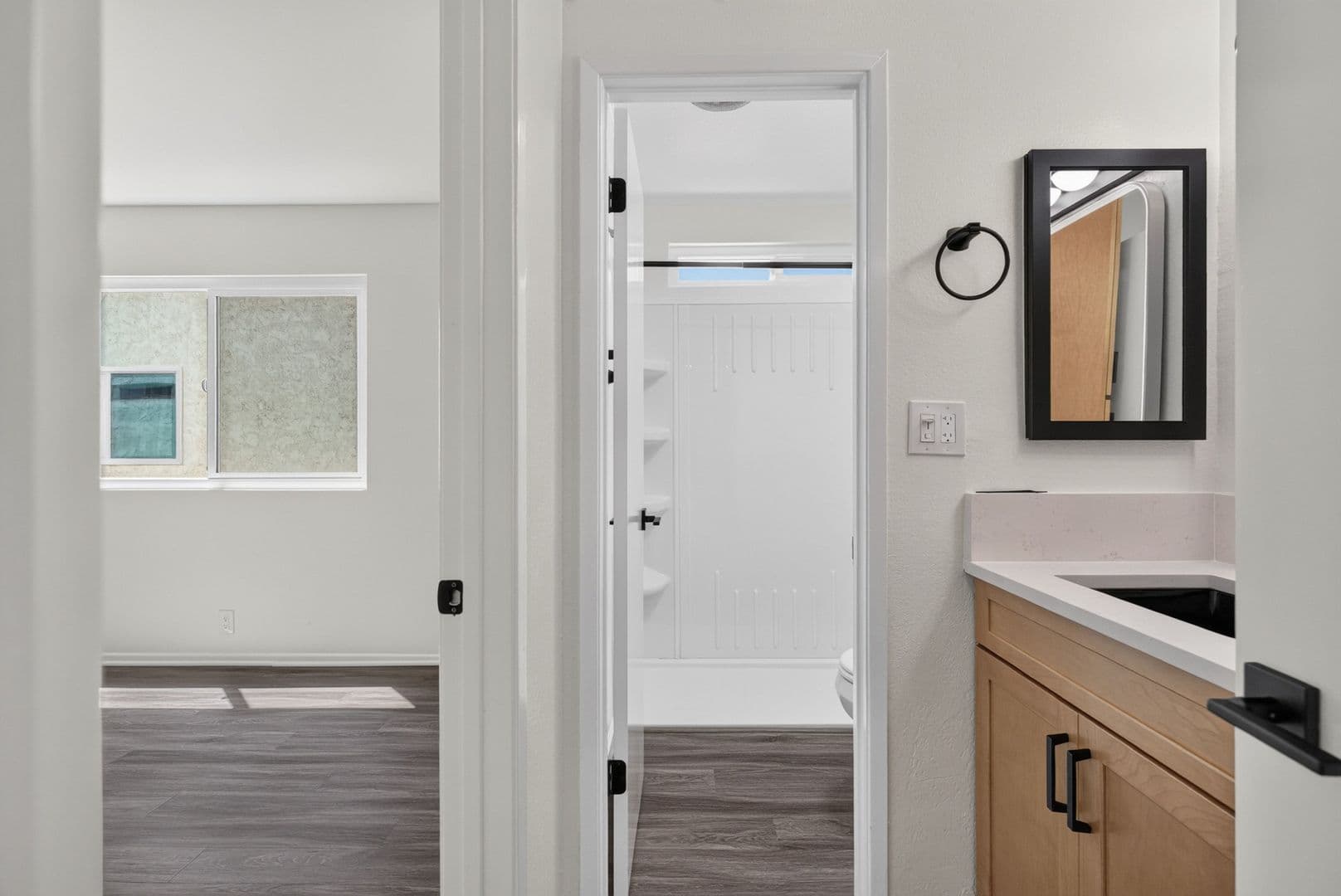 Long Beach Apartment: 648 Coronado Ave #A