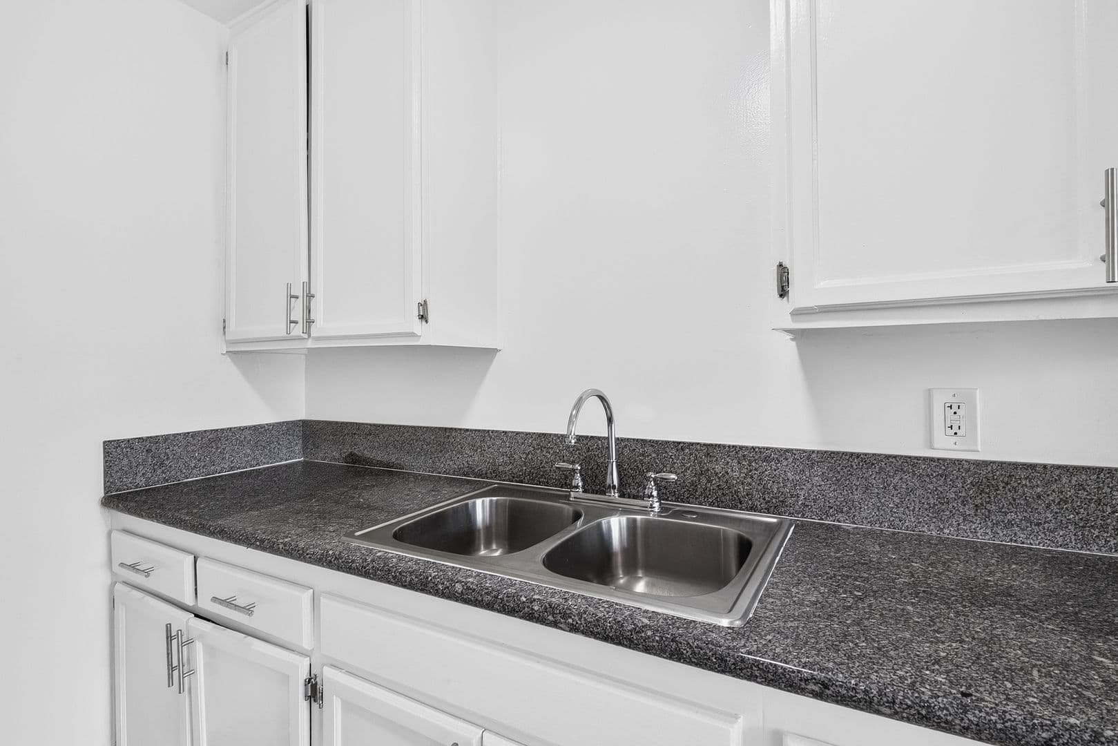 Inglewood Apartment: 10227 S. 10th Ave.