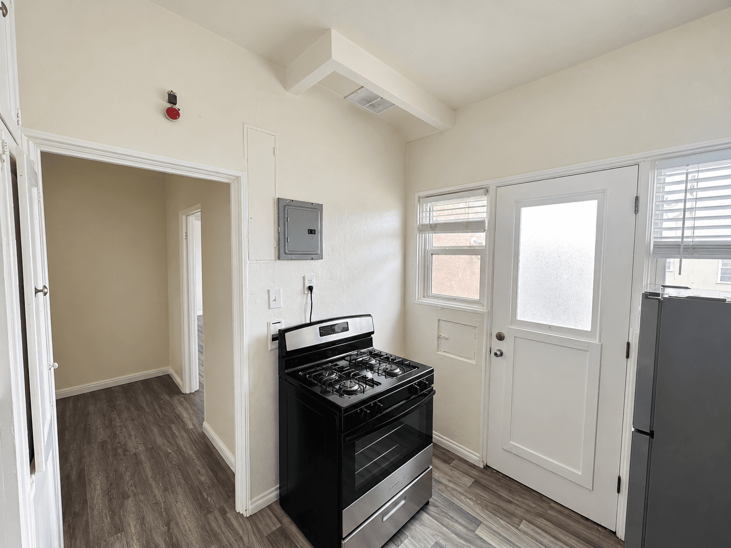 Long Beach Apartment: 2200 Chestnut Ave / 321-329 W Hill St