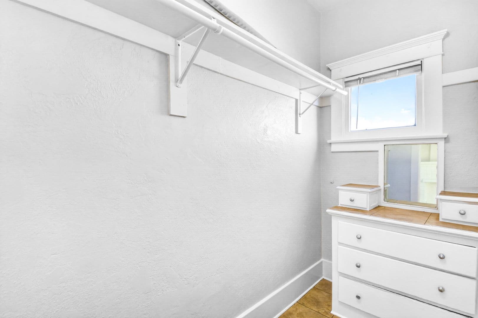Long Beach Apartment: 1049 E 5th Street