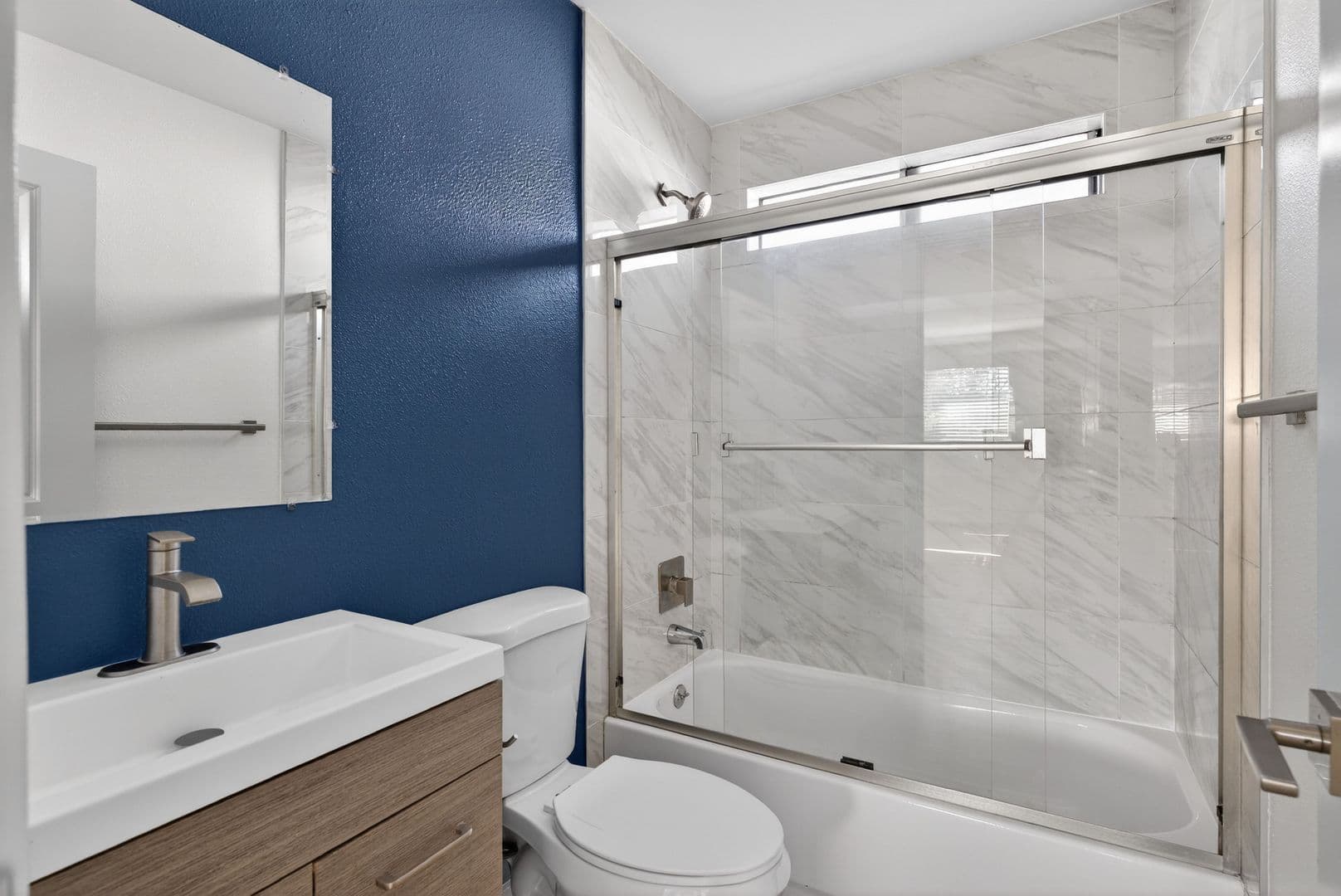 Long Beach Apartment: 921 Alamitos Ave.