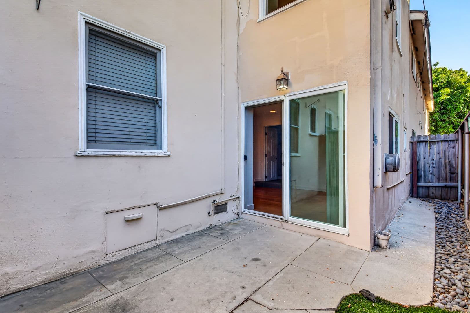 Long Beach Apartment: 2325 E 2nd Street
